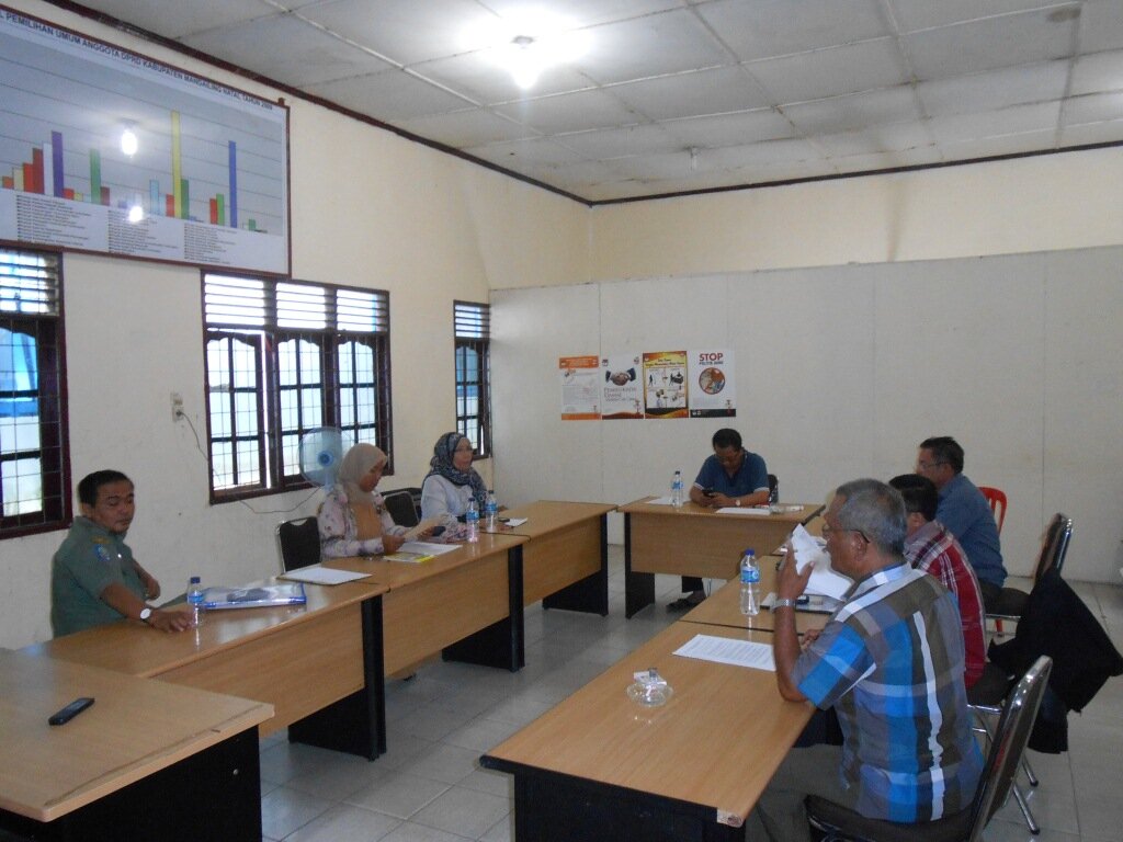 Ketua, Anggota dan Sekretariat KPU sedang mengadakan Rapat