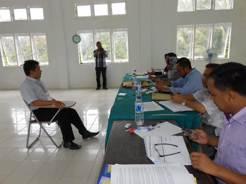 Salah Satu Calon Anggota KPU Sedang medengarkan Pertanyaan Anggota TimSel