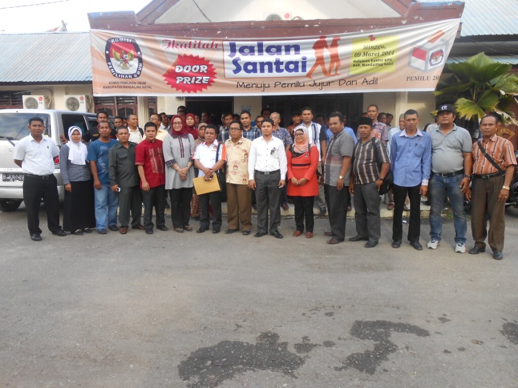 Foto Bersama KPU Beserta PPK se-Kab. Madina