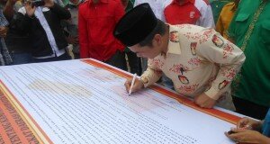 MENCIPTAKAN PEMILU BERINTEGRITAS DAN DAMAI MENCIPTAKAN PEMILU BERINTEGRITAS DAN DAMAI