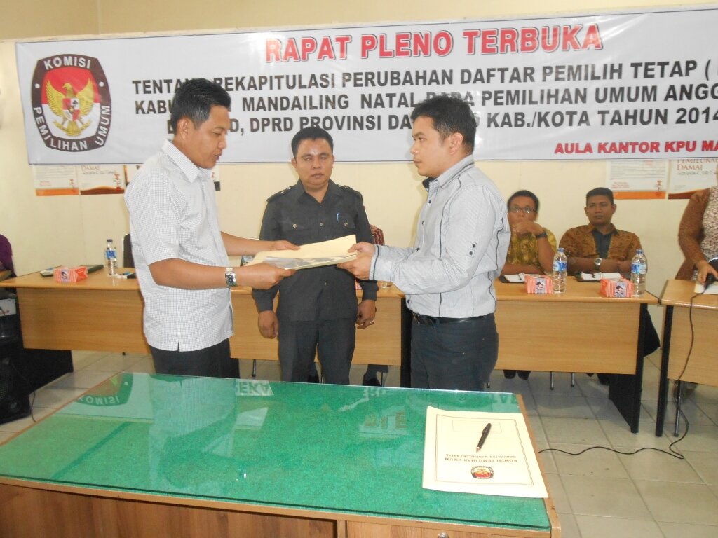 Ketua KPU Lama Menyerahan jabatan kepada Ketua KPU Baru