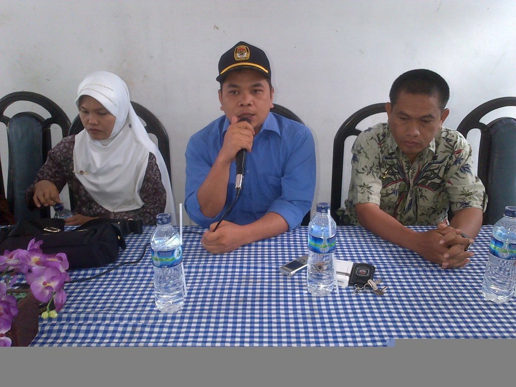 Ketua KPU Madina Memberikan Arahan dalam Monitoring di Kecamatan