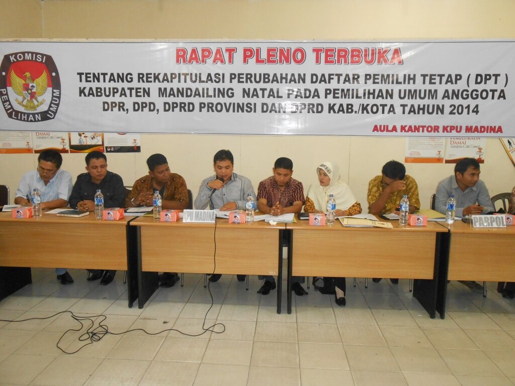 Ketua KPU Madina Periode 2013 s.d 2018 sedang menetapkan Perubahan DPT