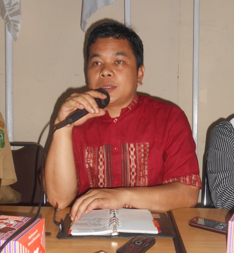 Ketua KPU Mandailing Natal Sedang Memberikan Pemaparan Kepada Peserta Rapat Koordinasi Perbaikan DPT tahun 2014