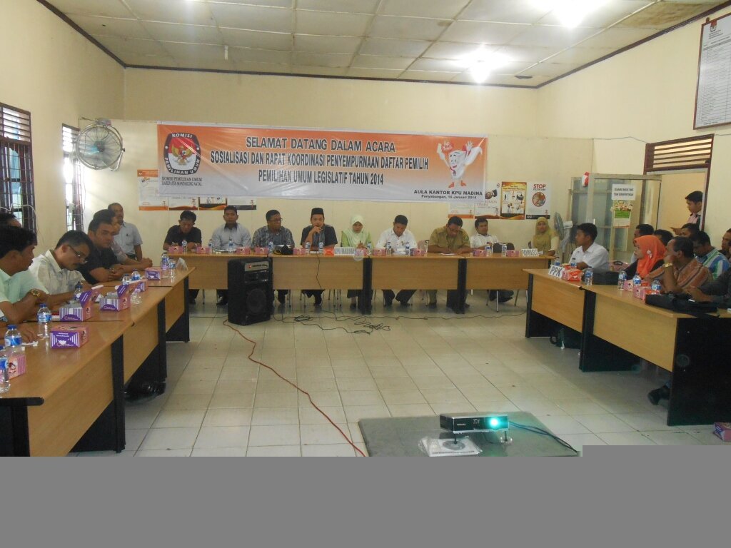 Ketua KPU Mandailing Natal Sedang memberikan pemaparan kepada peserta