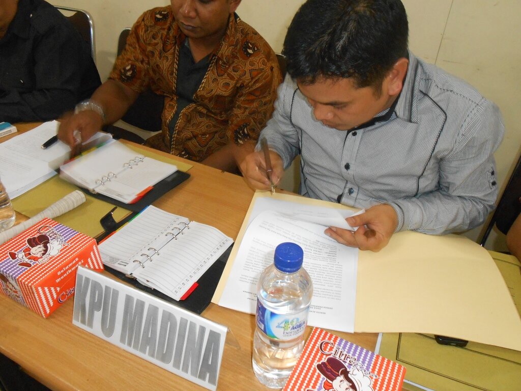 Ketua KPU sedang memberikan tandatangan Penetapan DPT