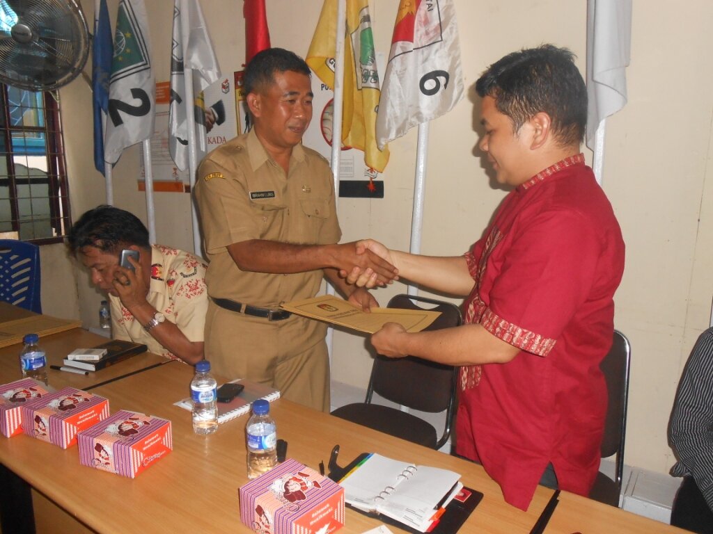 Ketua Komisioner KPU Madina Memberikan Berita Acara Perbaikan DPT Tahun 2014 Kepada yang mewakili Discapil Kab. Madina