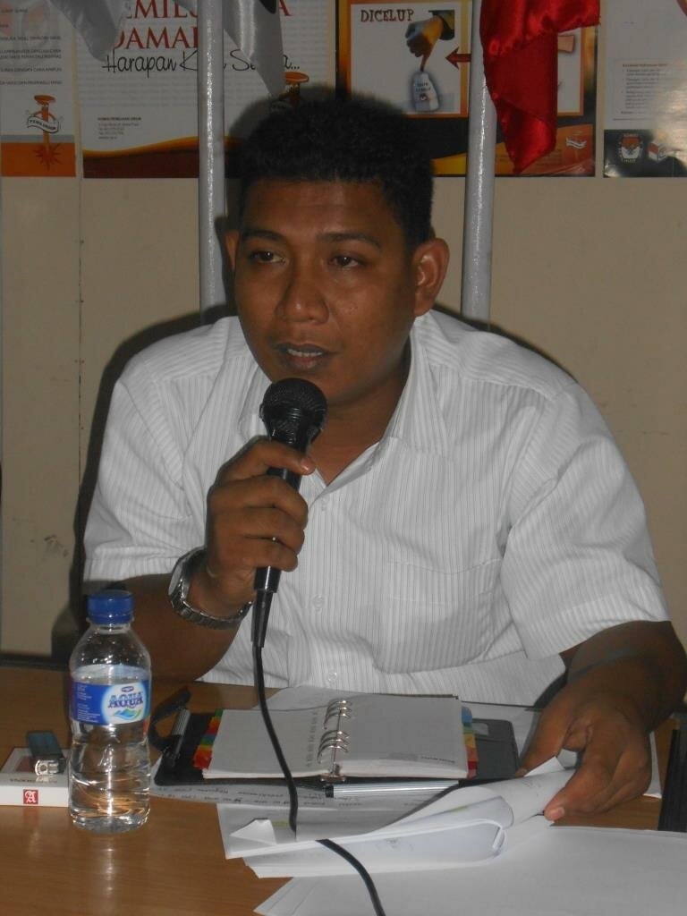 Komisioner Divisi Hukum Sedang Memberikan Arahan Kepada Peserta Rapat