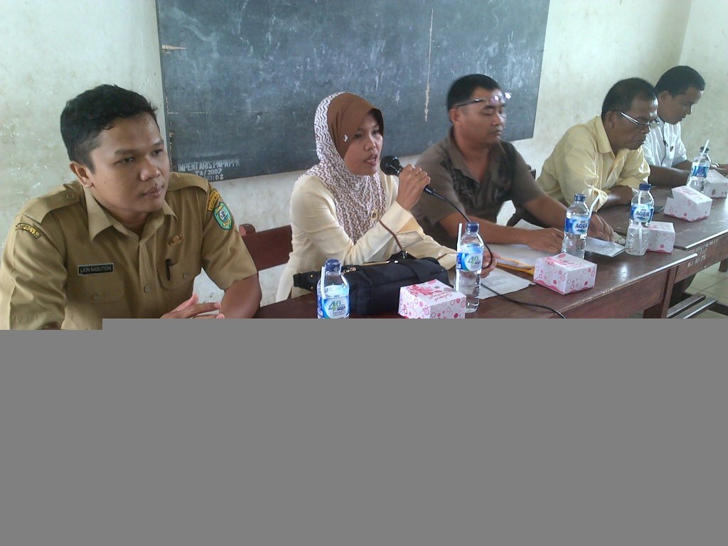 Komisioner KPU Madina Memberikan Pemaparan kepada Peserta Rapat