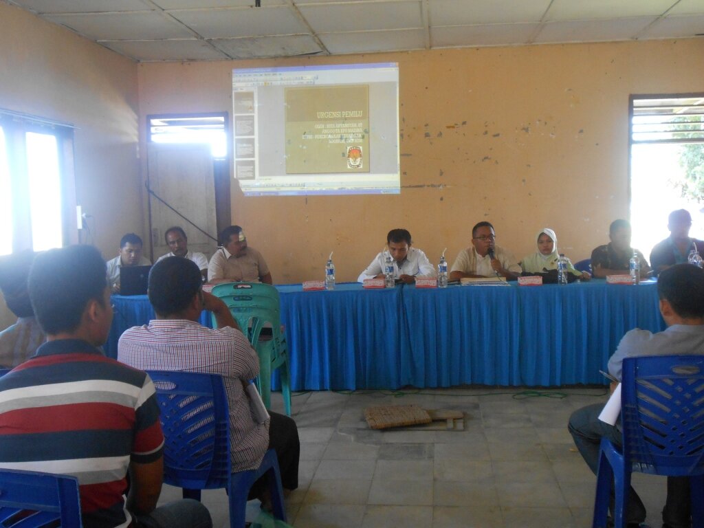 Komisioner KPU Sedang Memberikan Arahan Kepada Masyarakat