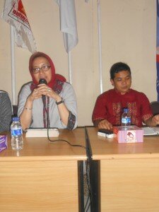 Komisioner KPU Sumut Sedang Memberikan Arahan Kepada Peserta Monitoring dalam Pileg tahun 2014