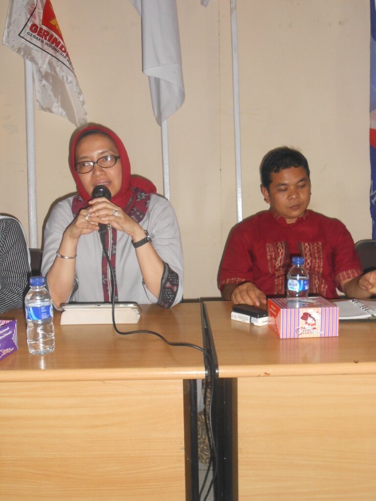 Komisioner KPU Sumut Sedang Memberikan Arahan Kepada Peserta Monitoring dalam Pileg tahun 2014