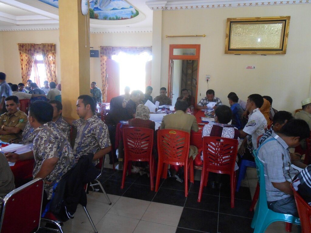 Peserta Bimtek sedang berdiskusi Kelompok