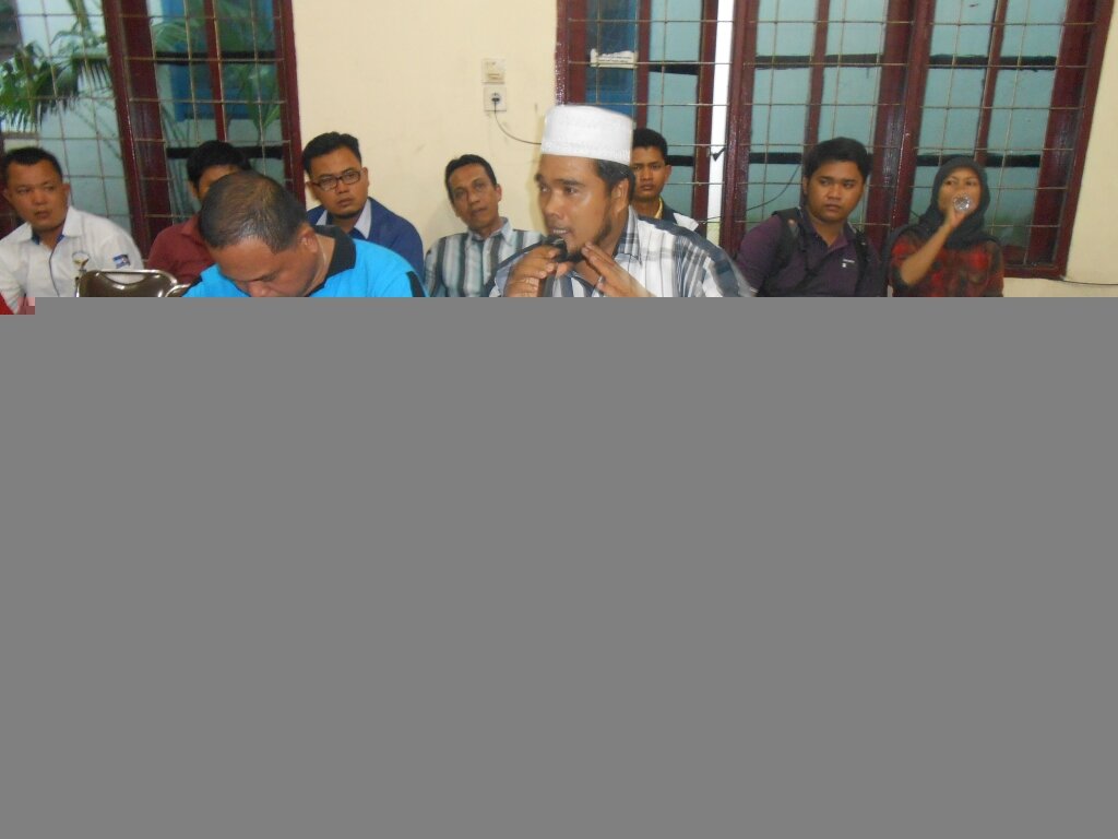 Peserta Memberikan Pertanyaan Kepada Komisioner KPU