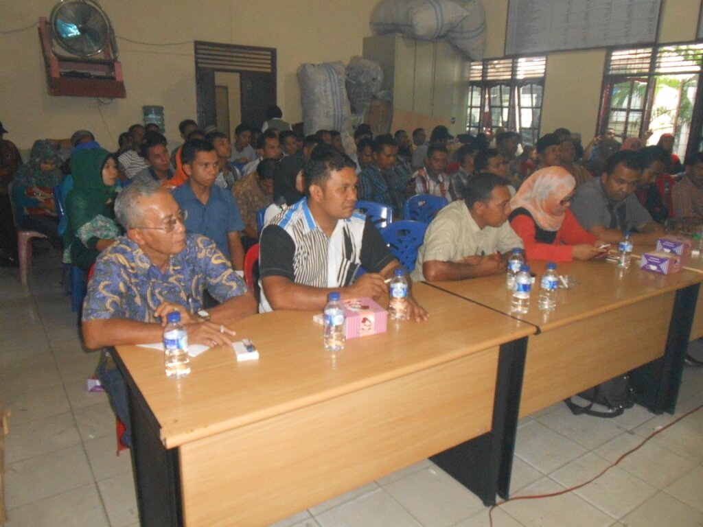 Peserta Monitoring dengan KPU Provinsi di Aula Kantor KPU Mandailing Natal