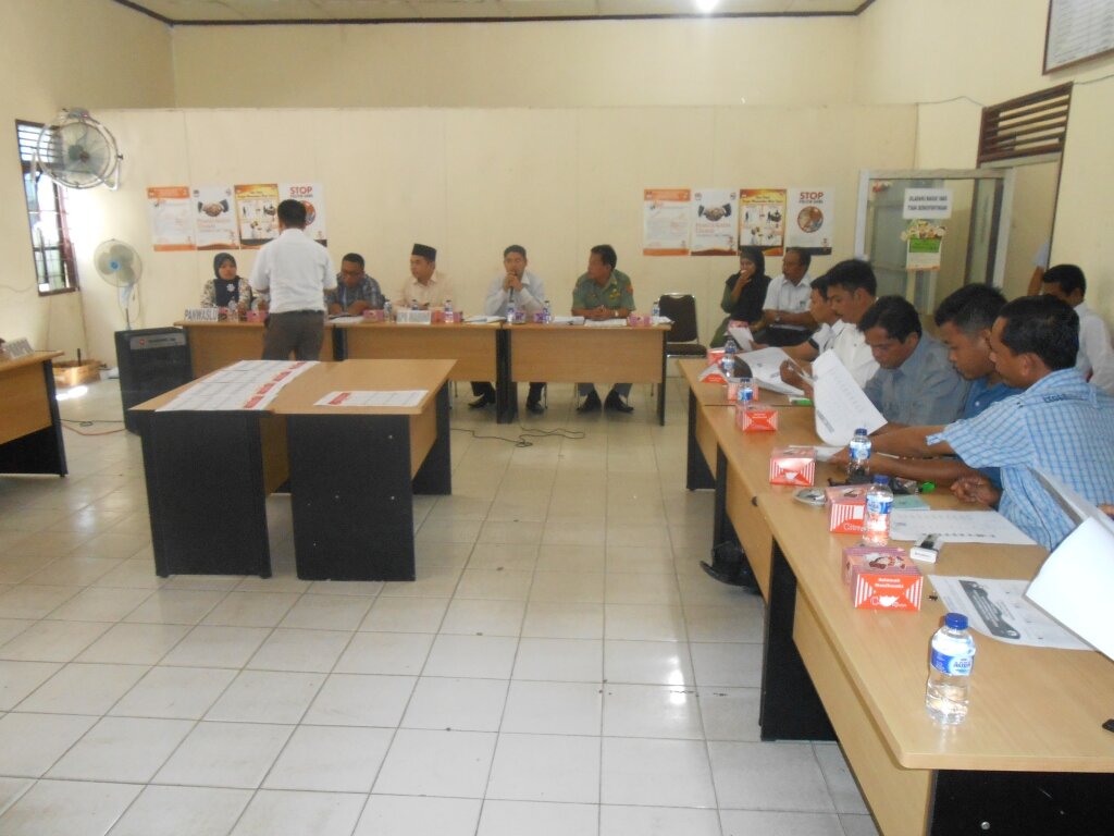 Peserta Rapat Sedang Mencek Nama calon untuk Surat SUara