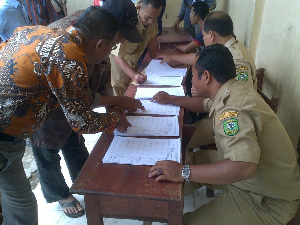 Peserta Rapat Sedang mengisi Daftar Hadir