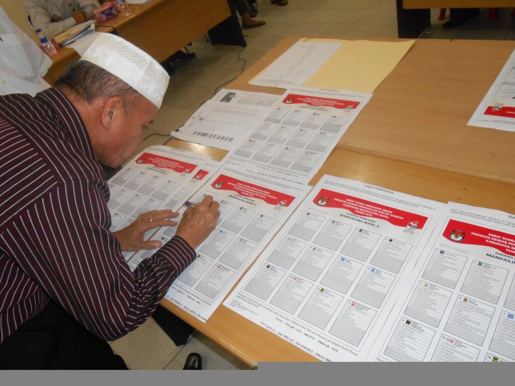 Peserta Rapat memberikan paraf untuk penetapan Nama dalam Surat Suara