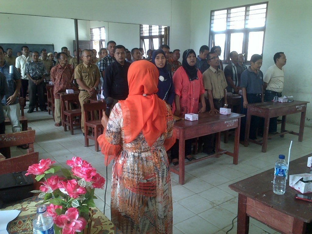 Peserta Rapat sedang menyanyikan Lagu Kebangsaan Indonesia
