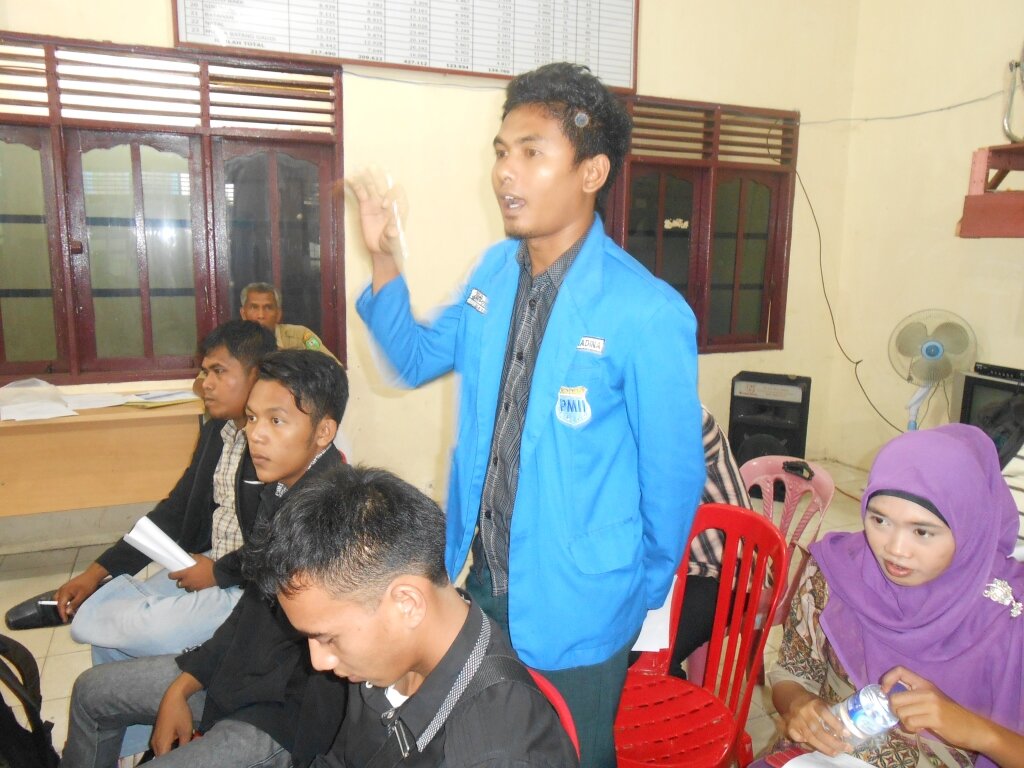 Peserta rapat Sedang memberikan pertanyaan kepada Komisioner