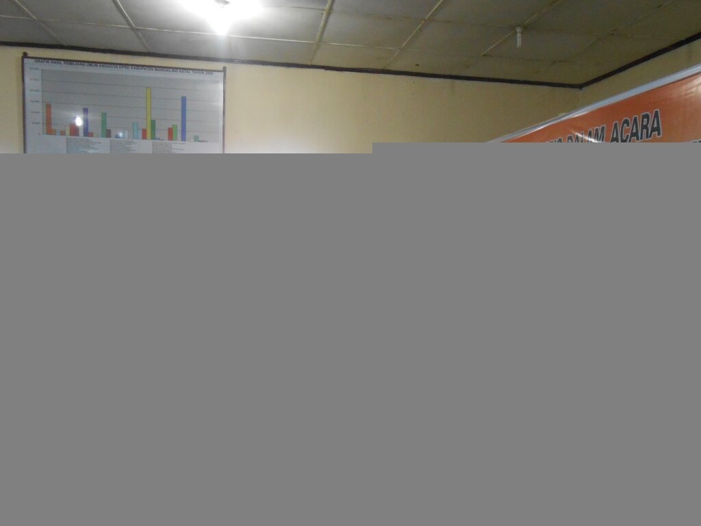 Peserta sedang Menyanyikan Lagu Kebangsaan Indonesia dalam acara Sosialisasi Penyempurnaan Daftar Pemilih