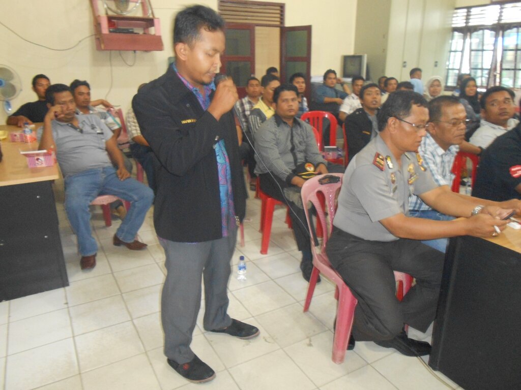 Peserta sedang memberikan Pertanyaan pada Acara Silaturrahmi