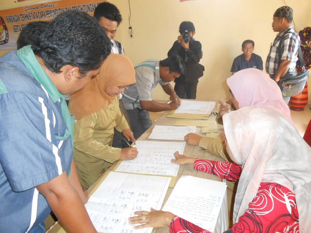 Peserta sedang mengisi Daftar Hadir pada Bimtek Pengitungan dan Pemungutan Suara 2014