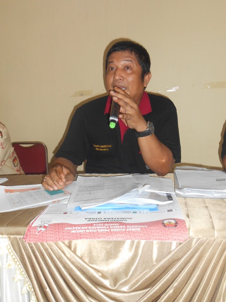 Salah Satu PPK Panyabungan Kota sedang memberikan Pemaparan kepada PPS