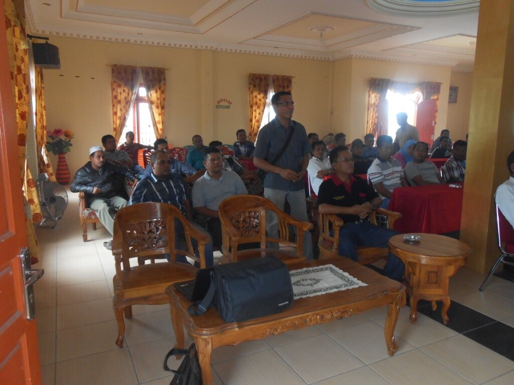 Salah Satu Peserta Rapat Memberikan Pertanyaan Kepada Komisioner KPU dan PPK Panyabungan Kota