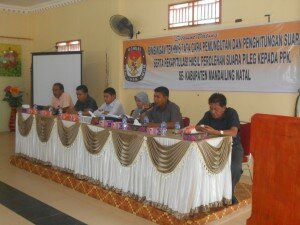 Salah satu Komisioner KPU Madina memberikan Arahan kepada Peserta