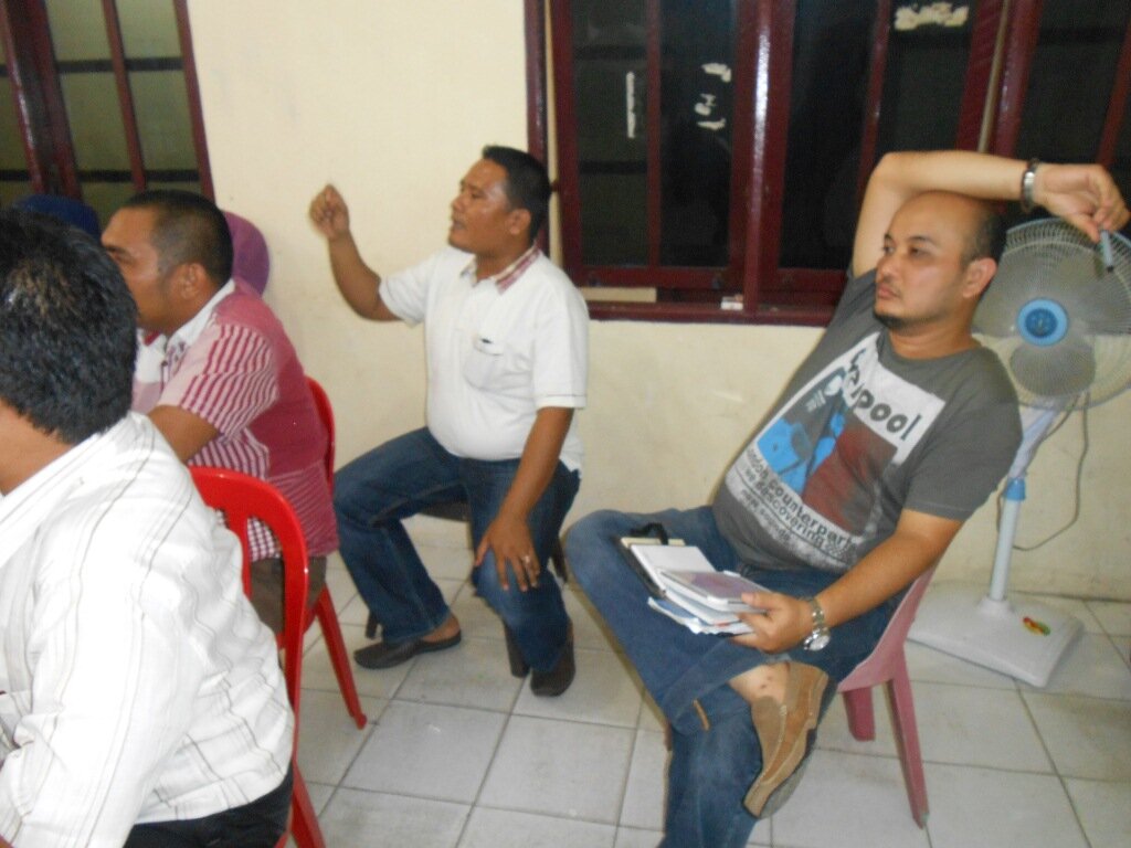 salah Satu peserta sedang meberikan pertanyaan