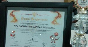 KPU MADINA TERIMA PENGHARGAAN KPU KABUPATEN/KOTA BERPRESTASI