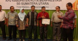 FOTO-FOTO ACARA MALAM ANUGERAH KPU KABUPATEN/KOTA BERPRESTASI TINGKAT PROPINSI SUMATERA UTARA